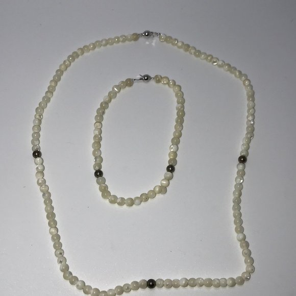 16 1/2" Mother Of Pearl Necklace With Matching Bracelet - Picture 4 of 8